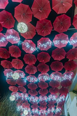 AGUEDA, PORTUGAL - CIRCA Aralık 2022: Portekiz 'in Agueda şehrinde gece ve Noel süslemeleri ile.