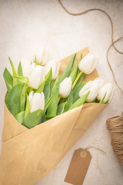 Boeket Witte Tulpen Een Witte Achtergrond Kopieer Ruimte Pasen Bovenaanzicht — Stockfoto