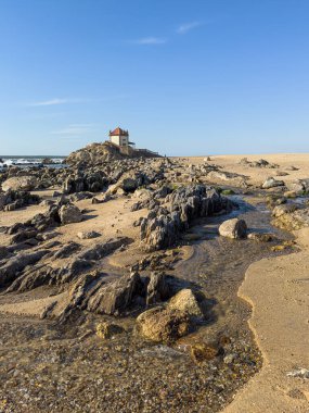 Miramar Plajı 'ndaki Sinyor da Pedra Şapeli, Porto yakınlarında, Vila Nova de Gaia. Portekiz. Uzun pozlama efektli deniz manzarası. Turistik cazibe ve inanç merkezi.