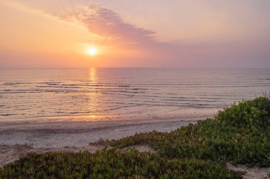 Sao Pedro de Maceda plajında gün batımı manzarası. Ovar, Portekiz.