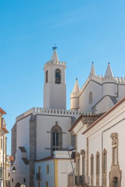 Igreja de Sao Francisco kilisesinin çan kulesi. Rua da Republica 'dan görüntü. Evora Portekiz.