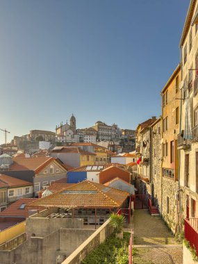 Portekiz 'in Porto ve Douro nehrinin tarihi merkezinin eşsiz binalarının detaylarını içeren şehrin bakış açılarından biri.