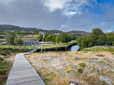 Albergaria da Serra 'daki nehir plajı, Portekiz' deki Serra da Freita Arouca Geopark,