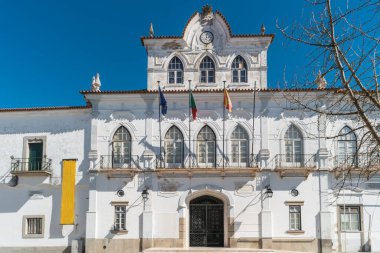 Portekiz 'deki Evora Belediye Binası' na bakın. Evora Alentejo 'da orta büyüklükte hoş bir şehirdir ve çok sayıda anıtı vardır..
