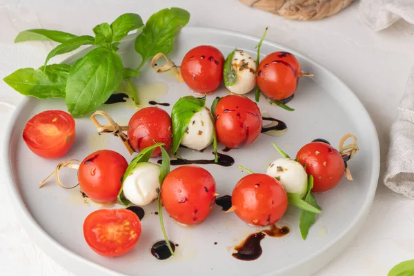 Caprese Pinchos Con Tomates Bolas Mozzarella Albahaca Especias Mesa Blanca — Foto de Stock