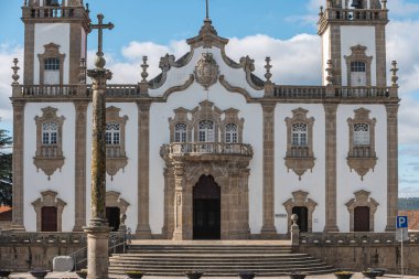 Merhamet Kilisesi 'nin ön cephesinde, Igreja da Misericordia' da, barok tarzı anıtta, Portekiz 'deki Viseu şehrinin mimari ikonunda görüldü..