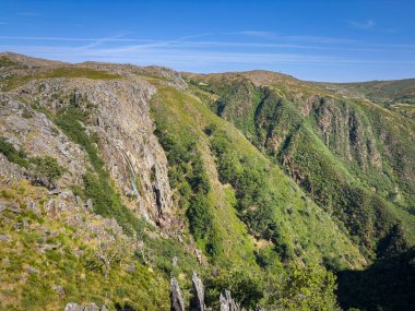 Yeşil bir dağın ve Arouca Geopark, Aveiro, Portekiz 'deki Frecha da Mizarela şelalesinin güzel bir görüntüsü.