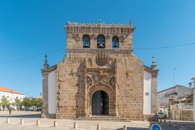 VILA NOVA DE FOZ COA, PORTUGAL - 5 Mart 2019: Portekiz 'in Vila Nova de Foz Coa kasabasında üç çan kulesiyle 16. yüzyıl Gotik Manueline Kilisesi cephesi