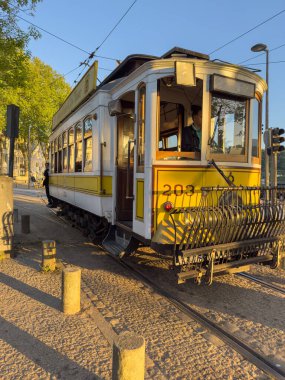PORTO, PORTUGAL - 18 Nisan 2023: Porto Caddesi 'nde hareket eden tarihi klasik sarı tramvay 203, şehrin sembolü. Portekiz