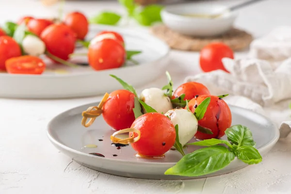 Caprese Spieße Mit Tomaten Mozzarella Bällchen Basilikum Und Gewürzen Auf — Stockfoto