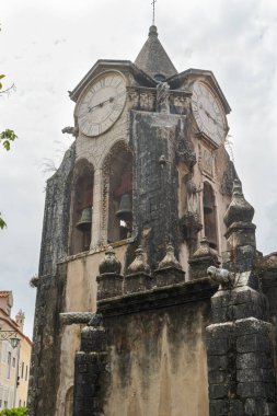 Caldas de Rainha 'daki Leydi Populace kilisesine bakın. Caldas da Rainha en çok sülfürlü kaplıcaları ve killi çömlekleri ile tanınır. Portekiz