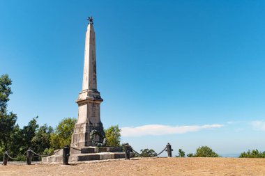 Savaş askerlerinin anısına dikilen anıt manzarası, arka planda dağlar, Bucaco, Portuga