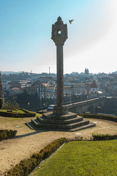 ポルトガルのカバド川とバルセロス市の景色 国内で成長している自治体の一つです — ストック写真