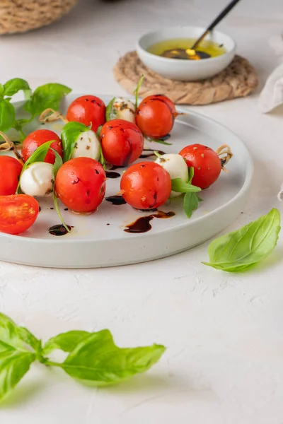 Caprese Spett Med Tomater Mozzarella Bollar Basilika Och Kryddor Vitt — Stockfoto