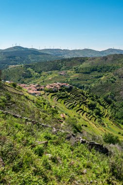 Terasların bakış açısı (Miradouro dos Socalcos), Tarım teraslarına bakan (ünlü Tibet tarzı manzara manzarası), Porta Cova place, Sistelo, Arcos de Valdevez, Portekiz.