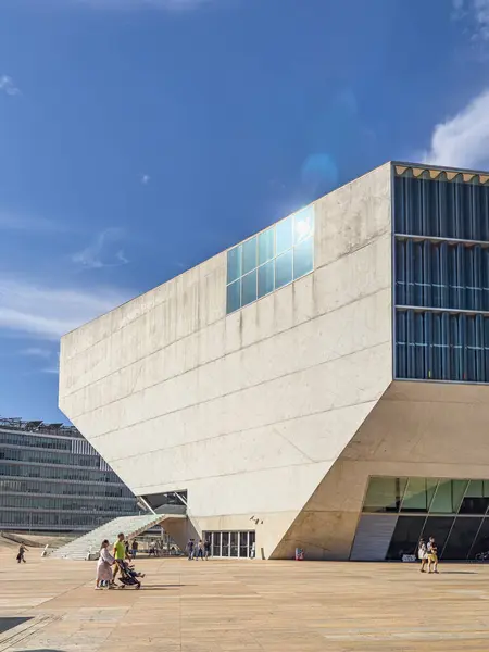 Matosinhos, Portekiz - 07 Ekim 2023: Casa da Musica - Modern Oporto Konser Salonu Müziğe adanmış ilk bina. Hollandalı mimar Rem Koolhaas tarafından 5 Temmuz 2015 tarihinde Porto Portekiz 'de tasarlanmıştır.