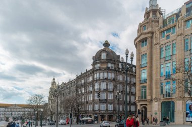 PORTO, PORTUGAL, 19 Mart 2019: Portekiz 'de Avenida dos Aliados. Porto, Portekiz 'in ikinci büyük şehridir ve 2001 yılında Avrupa Kültür Başkenti olarak adlandırılmıştır.
