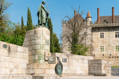 Guimaraes, Portekiz - 4 Nisan 2018: Portekiz 'in ilk kralı Antonio Soares dos Reis tarafından yapılan Afonso Henriques heykeli. Guimaraes, Portekiz
