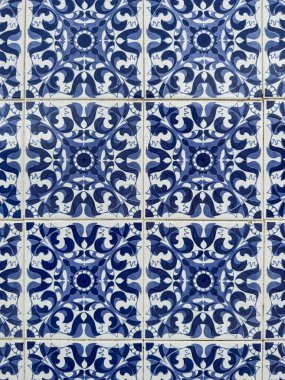 Geleneksel beyaz ve mavi süslemeli Portekiz dekoratif fayansları azulejos