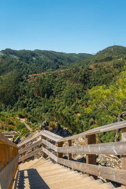 Figueiro dos Vinhos, Portekiz 'deki Fragas de Sao Simao' daki yürüyüş yolunun manzarası.