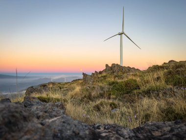 Rüzgar türbinli Lansdcape. Portekiz 'in merkezinde, Serra da Freita Arouca Geopark' ın ortasında yenilenebilir enerji