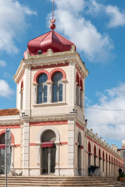 Geleneksel pazarın, balık, kumaş ve hediyeler içeren yerel veya kaynak ürünü satan aile işletme tezgahlarından oluşan moorish mimari cephesi. Loule 'un eski kasabasındaki tabela. Algarve, Portekiz.