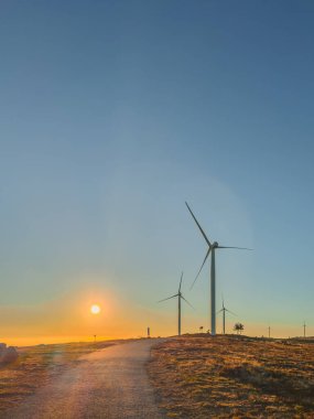 Rüzgar türbinli Lansdcape. Portekiz 'in merkezinde, Serra da Freita Arouca Geopark' ın ortasında yenilenebilir enerji