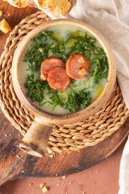 Portekiz mutfağında Caldo Verde popüler çorbası. Caldo verde için geleneksel malzemeler patates, soğan, sarımsak, karalahana, sucuk, zeytinyağı ve tuzdur. Rahatlatıcı bir çorba ve tipik olarak mısır ekmeğiyle servis edilir.