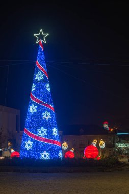 AGUEDA, PORTUGAL - 15 ARALIK 2022: Agueda, Portekiz 'de gece ve Noel süslemeleri ile sokak.