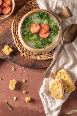 Portekiz mutfağında Caldo Verde popüler çorbası. Caldo verde için geleneksel malzemeler patates, soğan, sarımsak, karalahana, sucuk, zeytinyağı ve tuzdur. Rahatlatıcı bir çorba ve tipik olarak mısır ekmeğiyle servis edilir.