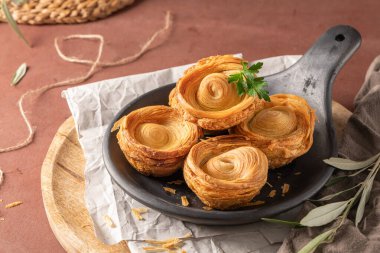 Covilhetes, geleneksel olarak siyah kil kalıplarda pişirilmiş Maronese dana etiyle dolu hamur işleri (Bisalhaes 'den siyah kil, bölgede geleneksel çömlek). Tipik Vila Real, Portekiz hamur işleri.