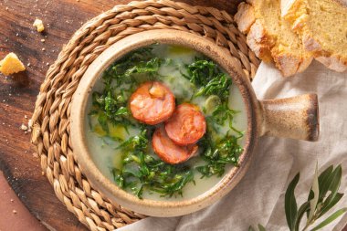 Portekiz mutfağında Caldo Verde popüler çorbası. Caldo verde için geleneksel malzemeler patates, soğan, sarımsak, karalahana, sucuk, zeytinyağı ve tuzdur. Rahatlatıcı bir çorba ve tipik olarak mısır ekmeğiyle servis edilir.