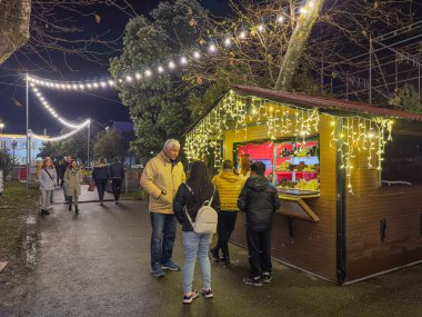 Espinho, Portekiz - Aralık 12023. Noel ışıklarıyla süslenmiş şehir sokaklarına bir aylağın bakış açısı.