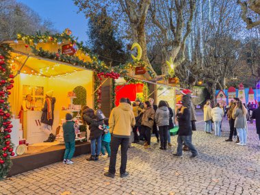Santa Maria da Feira, Portekiz - 2 Aralık 2023. Aileler Noel hediyelerini Santa Maria da Feira, Portekiz 'deki geleneksel Xmas Perlim sokak pazarından alıyorlar.