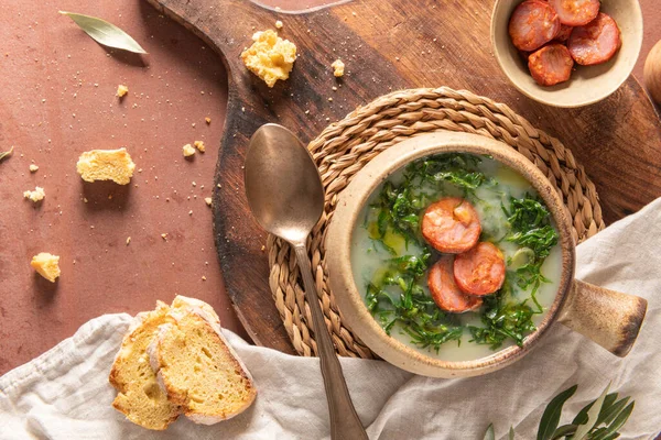 Portekiz mutfağında Caldo Verde popüler çorbası. Caldo verde için geleneksel malzemeler patates, soğan, sarımsak, karalahana, sucuk, zeytinyağı ve tuzdur. Rahatlatıcı bir çorba ve tipik olarak mısır ekmeğiyle servis edilir.