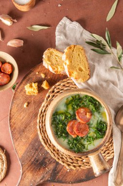 Portekiz mutfağında Caldo Verde popüler çorbası. Caldo verde için geleneksel malzemeler patates, soğan, sarımsak, karalahana, sucuk, zeytinyağı ve tuzdur. Rahatlatıcı bir çorba ve tipik olarak mısır ekmeğiyle servis edilir.