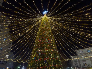 Sao Joao da Madeira, Portekiz - Aralık 12023. Noel ışıklarıyla süslenmiş eski şehir sokaklarına bir aylağın bakış açısı.