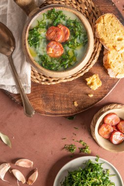 Portekiz mutfağında Caldo Verde popüler çorbası. Caldo verde için geleneksel malzemeler patates, soğan, sarımsak, karalahana, sucuk, zeytinyağı ve tuzdur. Rahatlatıcı bir çorba ve tipik olarak mısır ekmeğiyle servis edilir.