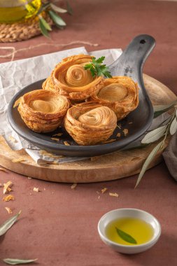 Covilhetes, geleneksel olarak siyah kil kalıplarda pişirilmiş Maronese dana etiyle dolu hamur işleri (Bisalhaes 'den siyah kil, bölgede geleneksel çömlek). Tipik Vila Real, Portekiz hamur işleri.