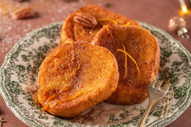 Geleneksel Noel tostu ya da noel zamanı kırsal mutfak tezgahında şekerli şerbetli, tarçınlı ve cevizli rabanadalar. Portekiz 'de tipik Noel tatlısıdır.