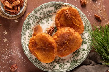 Geleneksel Noel tostu ya da noel zamanı kırsal mutfak tezgahında şekerli şerbetli, tarçınlı ve cevizli rabanadalar. Portekiz 'de tipik Noel tatlısıdır.