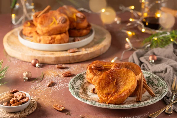 クリスマスに素朴なキッチンカウンターでシュガーシロップ シナモン ペナンナッツを使用した伝統的なクリスマスフレンチトーストやラバナダ ポルトガルの典型的なクリスマス甘い ストックフォト