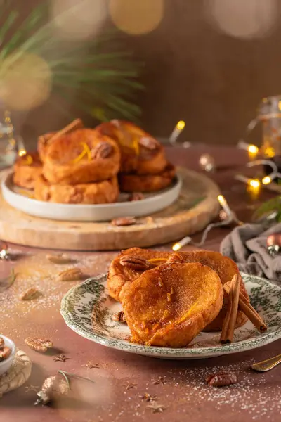 Geleneksel Noel tostu ya da noel zamanı kırsal mutfak tezgahında şekerli şerbetli, tarçınlı ve cevizli rabanadalar. Portekiz 'de tipik Noel tatlısıdır.