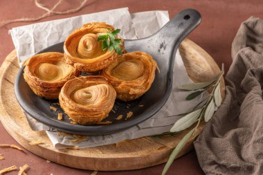 Covilhetes, geleneksel olarak siyah kil kalıplarda pişirilmiş Maronese dana etiyle dolu hamur işleri (Bisalhaes 'den siyah kil, bölgede geleneksel çömlek). Tipik Vila Real, Portekiz hamur işleri.