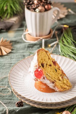 Bolo Rei ya da Kings Cake dilimleri ve arka planda Noel sezonu unsurları. Geleneksel Xmas pastası Noel, Karnaval veya Mardi Gras için yapılır..