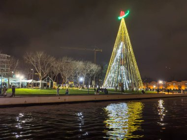 Aveiro, Portekiz - 10 Aralık 2023. Eski sokakların gece manzarası. Yöre sakinleri ve ziyaretçiler Noel ışıklarını görmek için sokaklarda yürüyorlar.