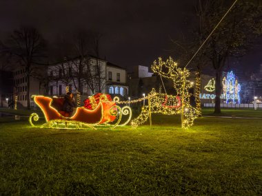 Matosinhos, Portekiz - 9 Aralık 2023. Matosinhos caddelerinin gece manzarası. Yöre sakinleri ve ziyaretçiler Noel ışıklarını görmek için sokaklarda yürüyorlar.