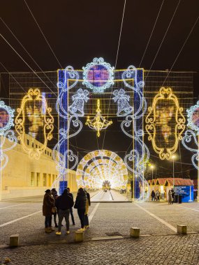 Matosinhos, Portekiz - 9 Aralık 2023. Matosinhos caddelerinin gece manzarası. Yöre sakinleri ve ziyaretçiler Noel ışıklarını görmek için sokaklarda yürüyorlar.