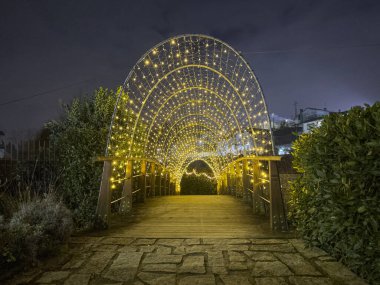 CALDAS DE SAO JORGE, PORTUGAL 19 ARALIK 2023. Sokaklarda Noel süslemelerinin olduğu gece sahnesi. Köy, Santa Maria da Feira, Aveiro 'daki Perlim turizm rotasının bir parçasıdır.