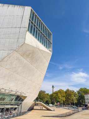 Matosinhos, Portekiz - 07 Ekim 2023: Casa da Musica - Modern Oporto Konser Salonu Müziğe adanmış ilk bina. Hollandalı mimar Rem Koolhaas tarafından 5 Temmuz 2015 tarihinde Porto Portekiz 'de tasarlanmıştır.